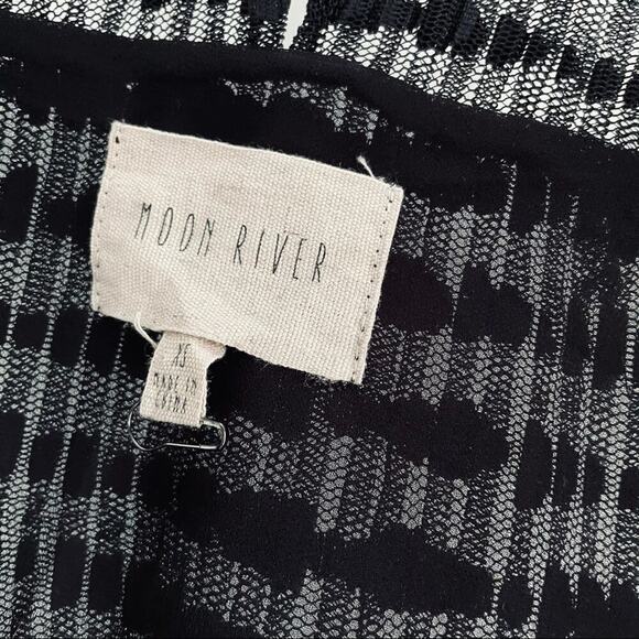 Moon River black sheer mesh textured bell sleeve top - Picture 5 of 7